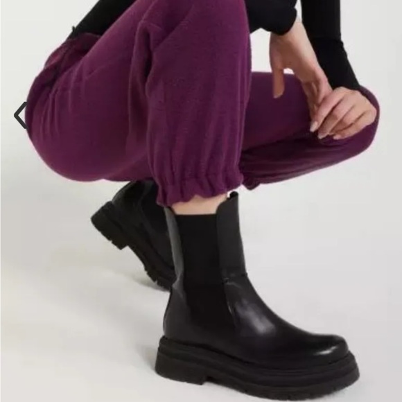 Good American Shoes - Good American Chelsea Lug Sole Combat Boots In Black Size 12 New